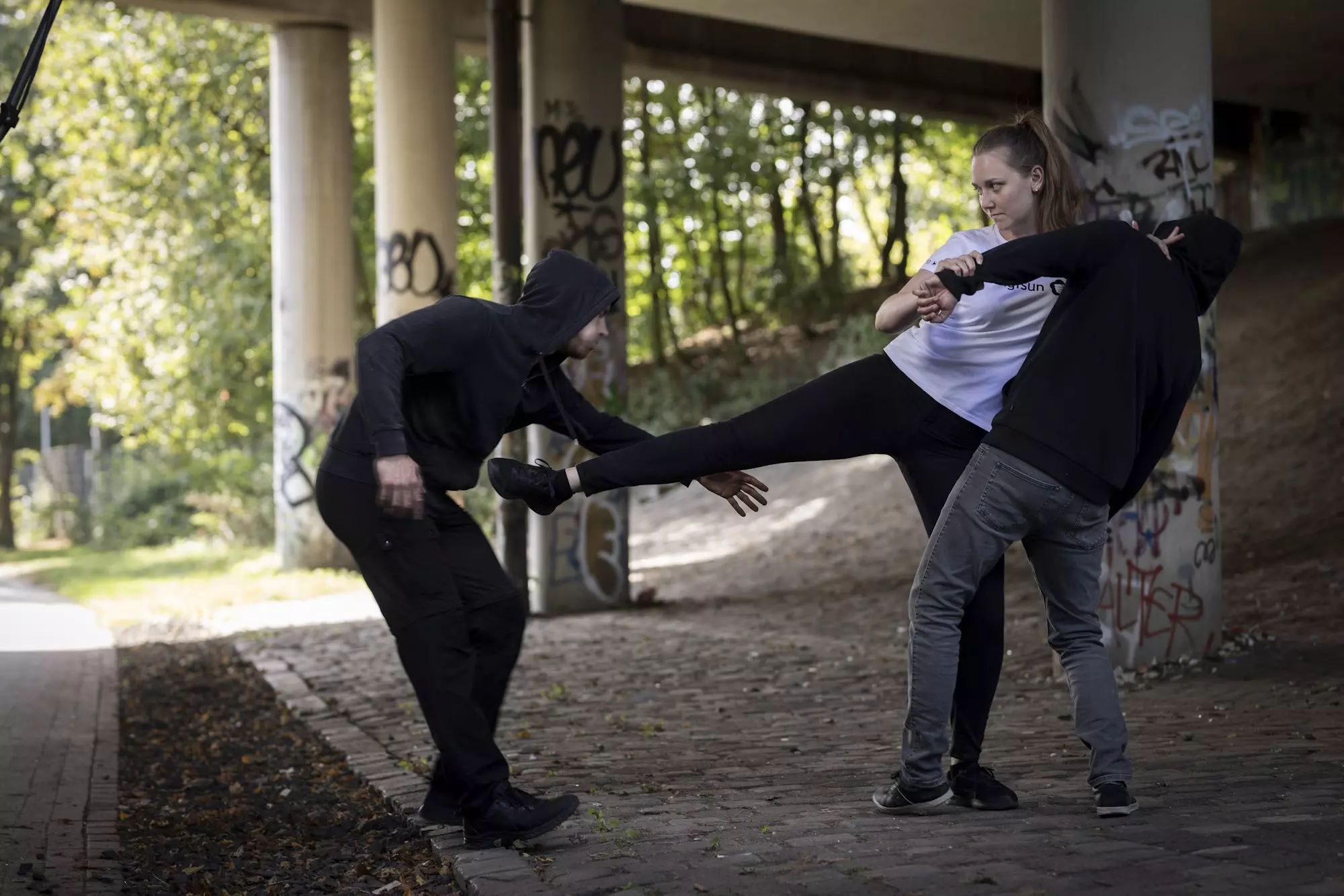 EWTO-Selbstverteidigung Vorarlberg – Wing Tsun Training: Frau wehrt sich mit gezieltem Tritt gegen einen Angreifer
