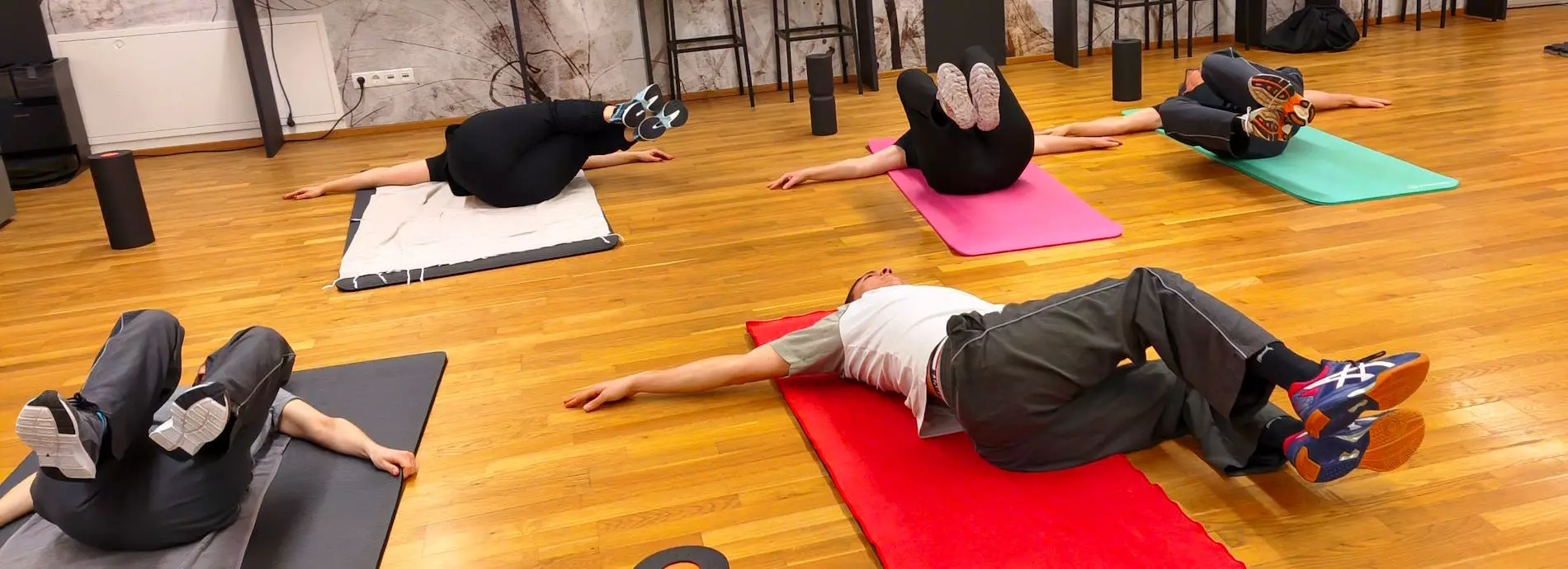 ChiKung Gruppentraining bei EWTO Selbstverteidigung Vorarlberg – Menschen auf Matten bei Bewegungs- und Entspannungsübungen