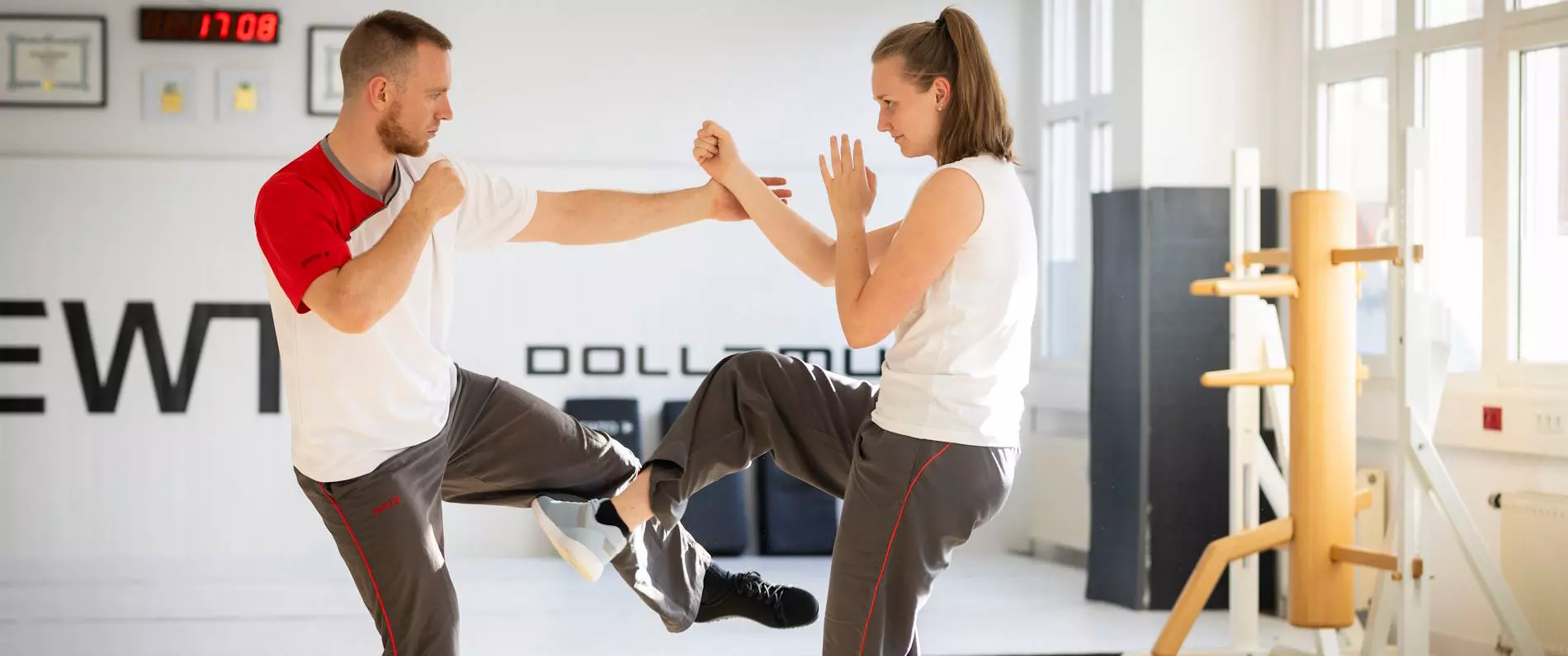 WingTsun Selbstverteidigung Training in Vorarlberg – Partnerübung mit Trittabwehr im EWTO Trainingsraum